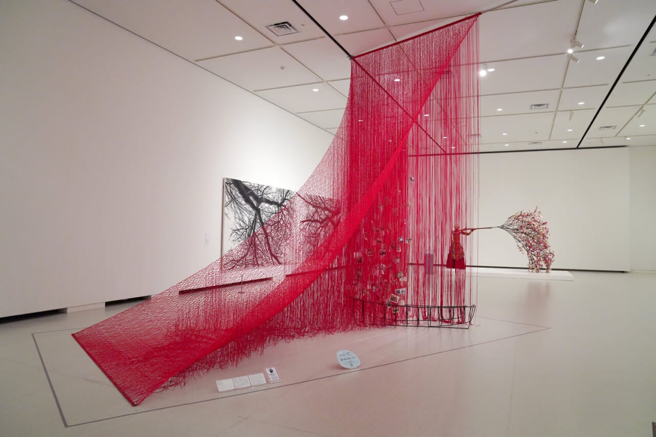 塩田千春《記憶をたどる船》2023