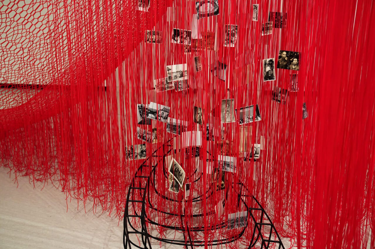 塩田千春《記憶をたどる船》（部分）2023