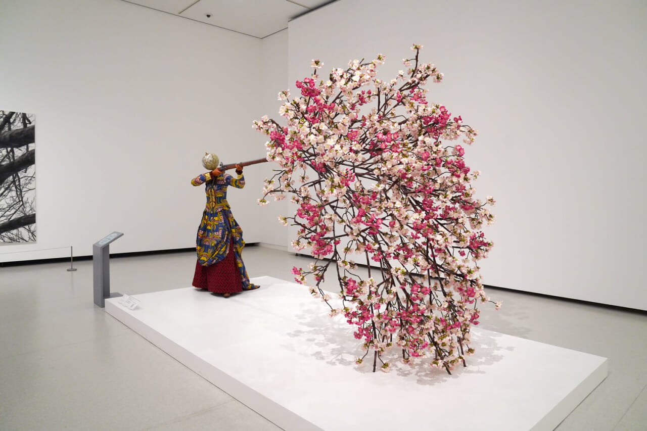 インカ・ショニバレCBE《桜を放つ女性》2019