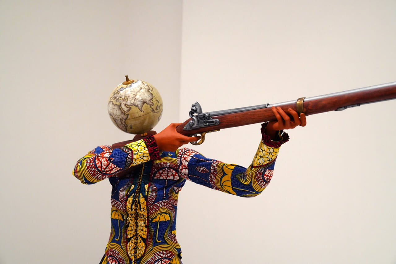 インカ・ショニバレCBE《桜を放つ女性》（部分）2019