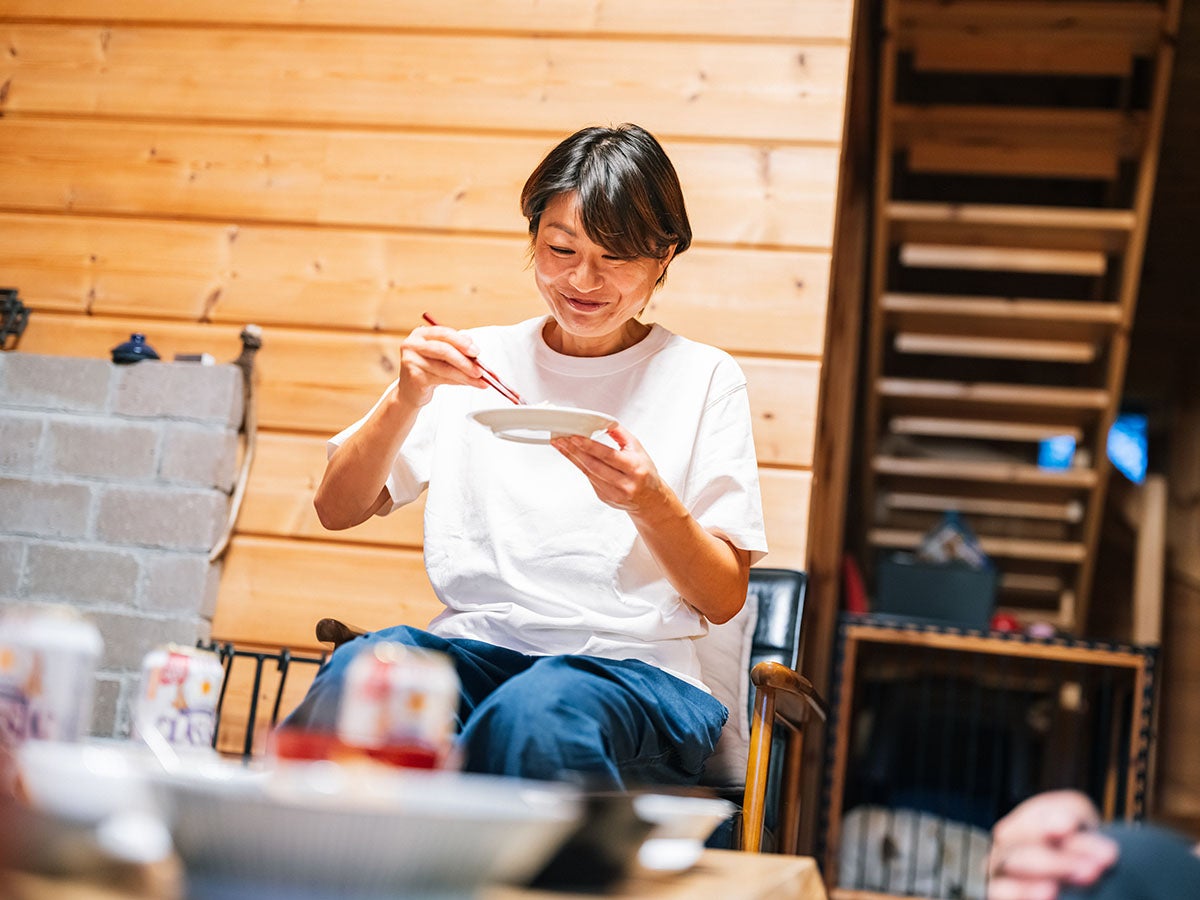 革細工職人をされている、奥様の良子さん。
革なめしはなかなか大変な作業だそうですが、
エゾシカのやわらかい革から生まれる
アクセサリーはとても素敵です。