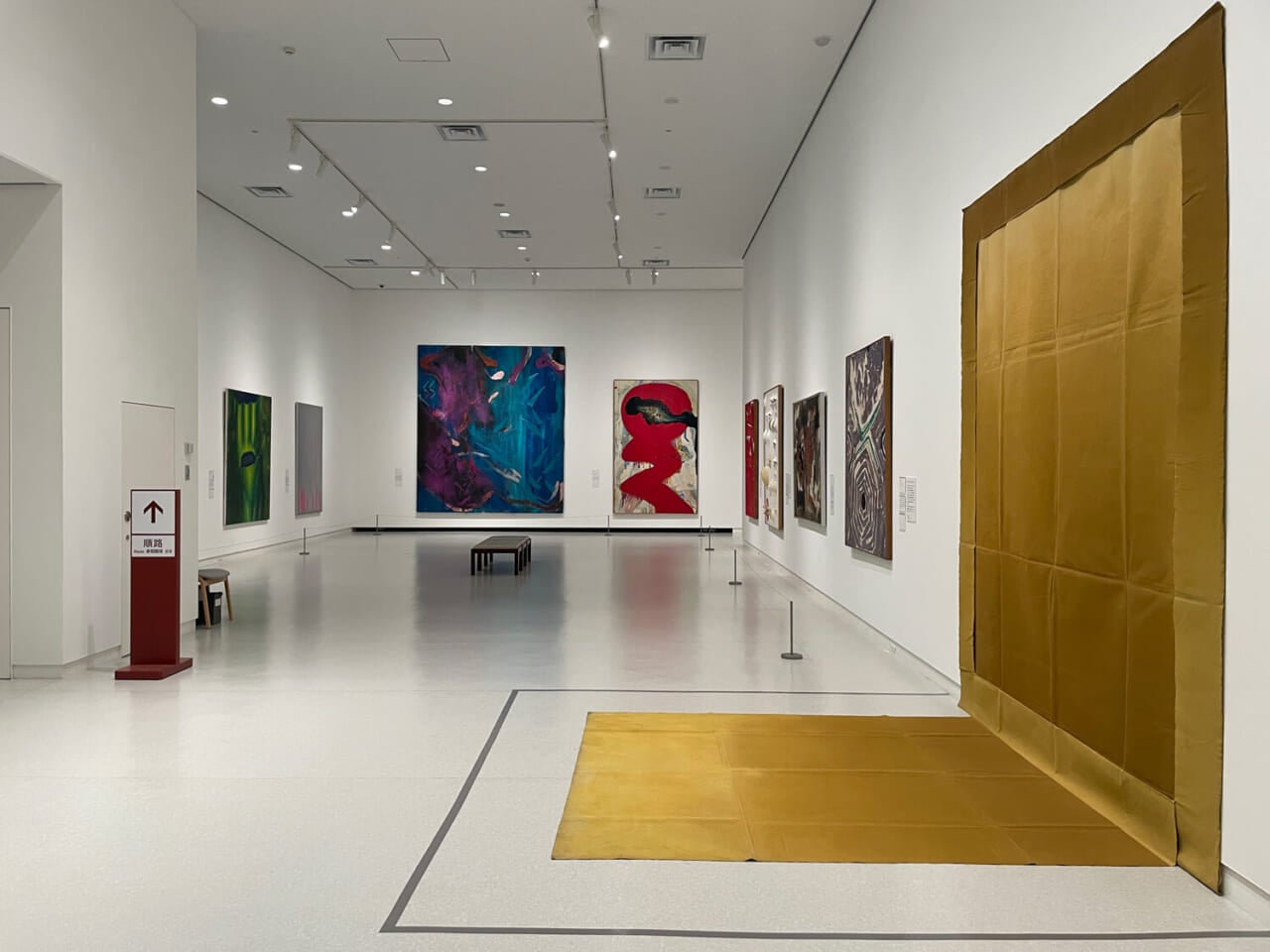 【右】ルイ・カーヌ《床／壁》1974