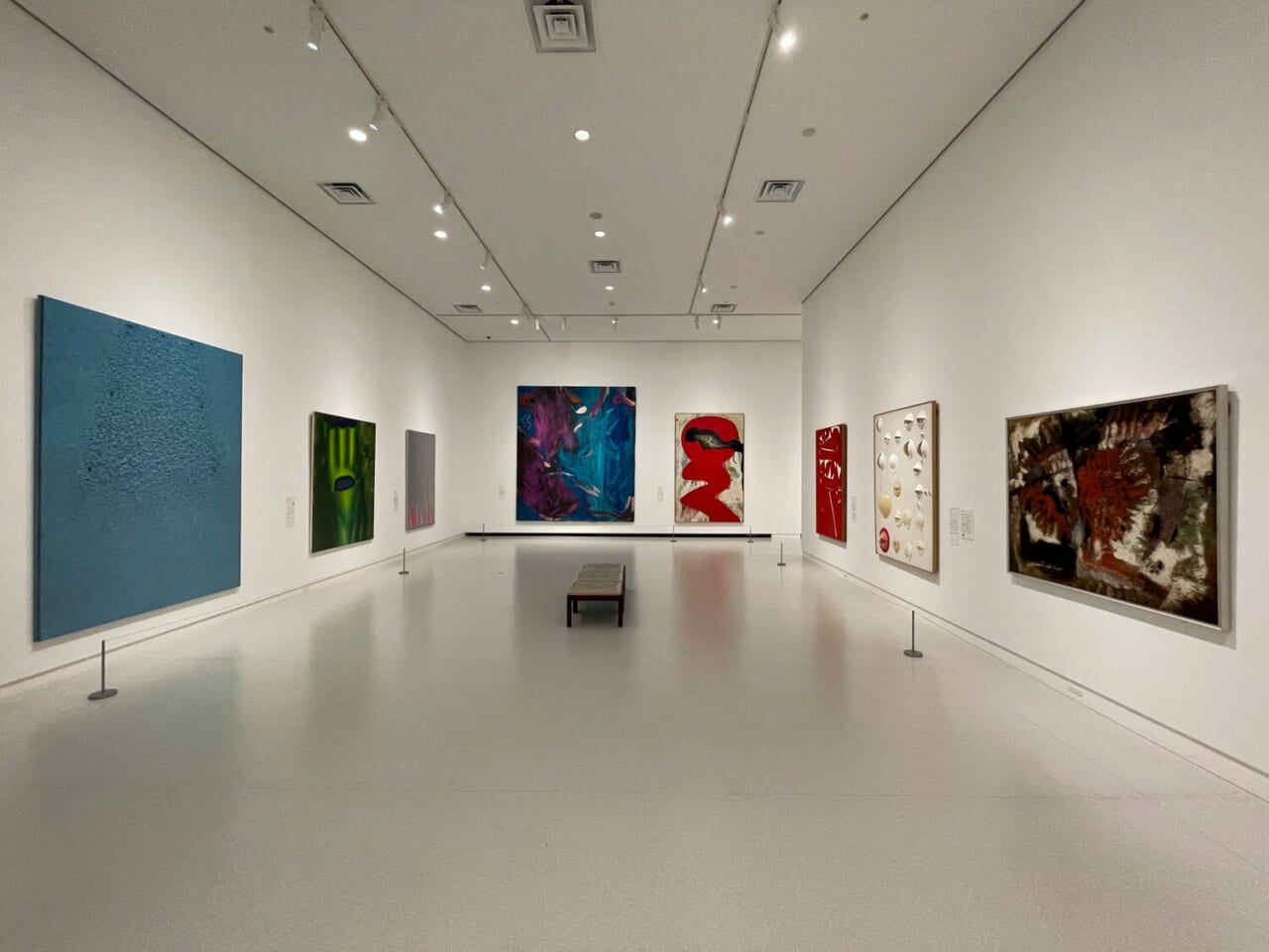 【左から２番目】辰野登恵子《Untitled 97-3》1997 西日本シティ銀行蔵　【右】田部光子 《魚族の怒り》 1959　