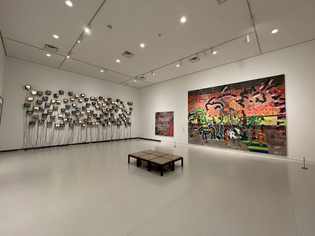 【左から右へ】鈴木淳《IE4・家族の森》1998/2012　中園孔二《無題》2010　浦川大志《Saida-wo nominagara
tochi wo aruku》2017