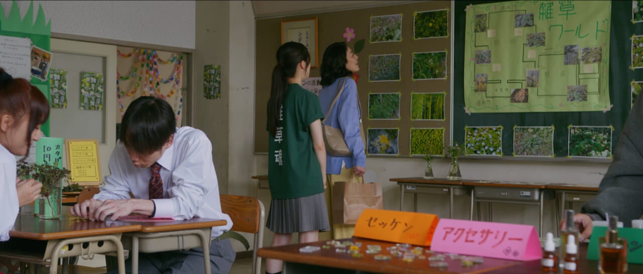 映画『ザッケン！』より：文化祭のシーン。展示物の一部に日比谷高校のものが使われています。