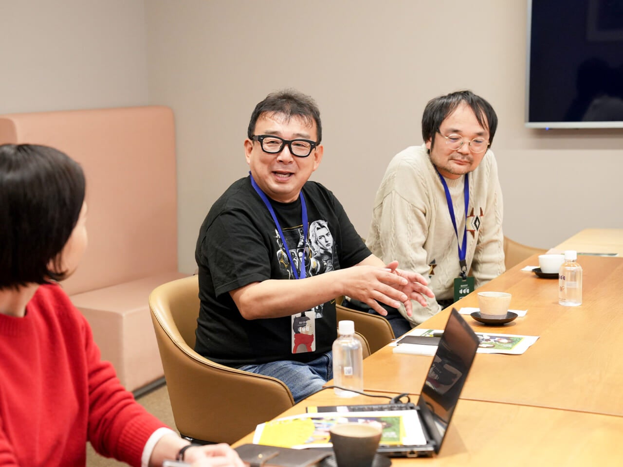 ▲アミューズの竹内崇剛さん（中央）と企画プロデューサーの直井卓俊さん（右）