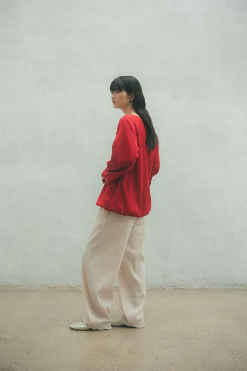 ONI YOURYU 裾パイピングパンツ(Frost)と合わせて