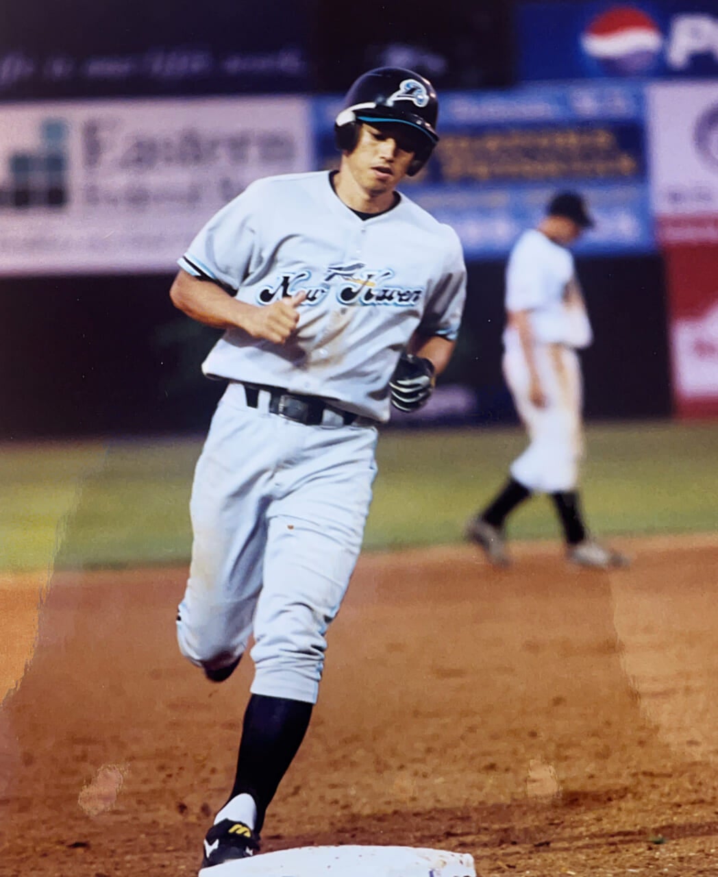 コネチカット州ニューヘブンにあった2Aチーム、
ニューヘブン・レイベンズ時代の僕。
今はもう存在しませんが、もともとはマリナーズの傘下のチームだったため、
キーカラーはネイビーとグリーン。そのため、僕がそれまで使っていた
カージナルス関係の赤いスパイクなどはいっさい使えませんでした。
借り物のスパイクはブカブカで、先にティッシュを詰めて履きました。
ヘルメットの右側にご注目。割れたところをガムテープで補修してあります。