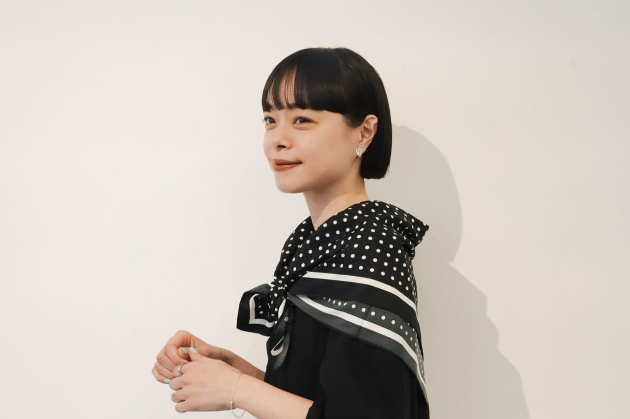 窓の外　さんかく着用