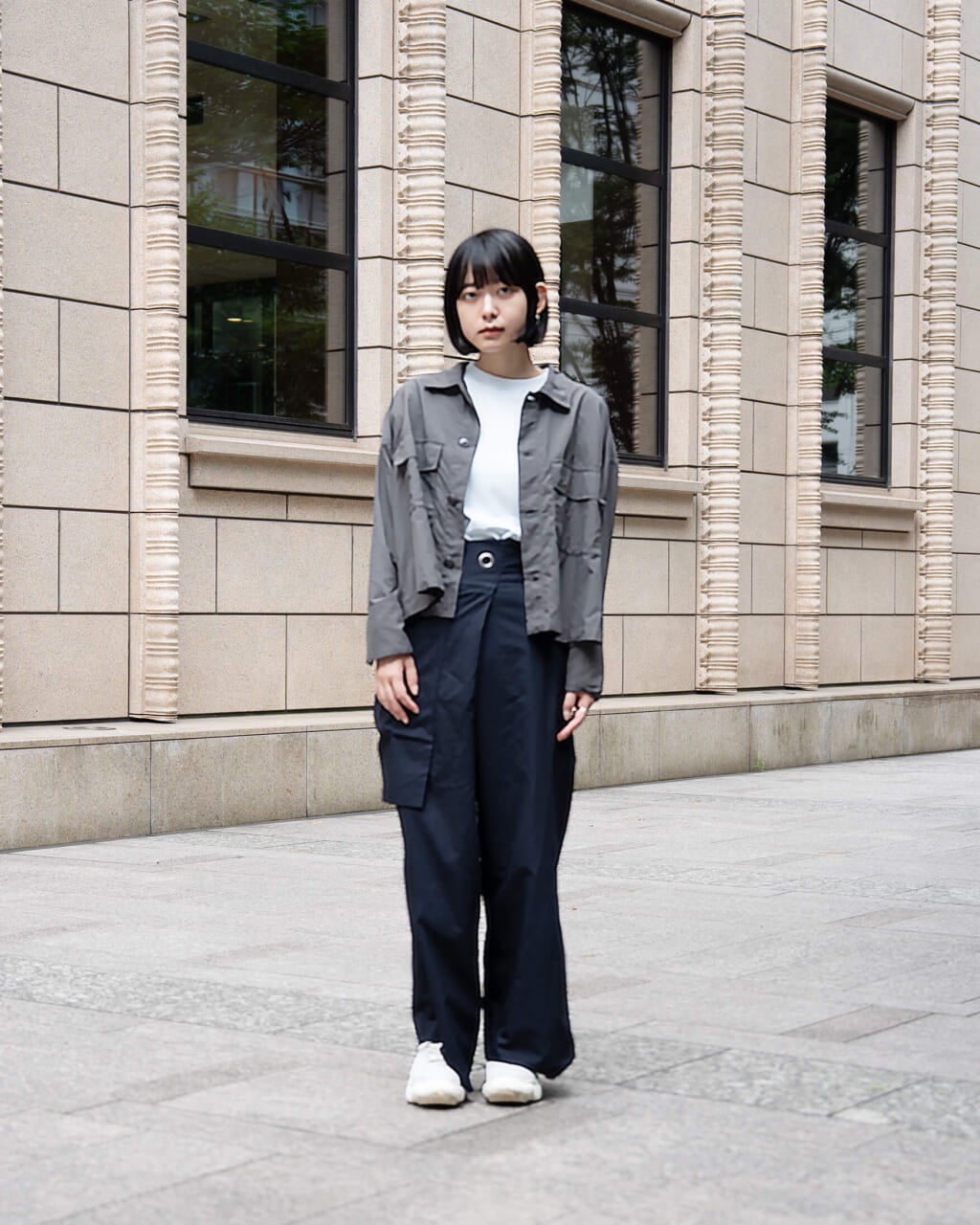 kazeショートシャツジャケット ¥14,300／チャコール・Fサイズ着用・身長160cm（ほぼ日 向江）