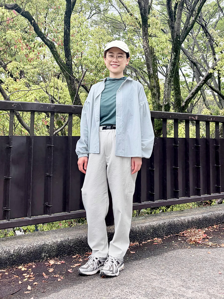 kazeブラウス ¥14,850／アイスグレー・Fサイズ着用・身長154cm（ほぼ日 佐藤）