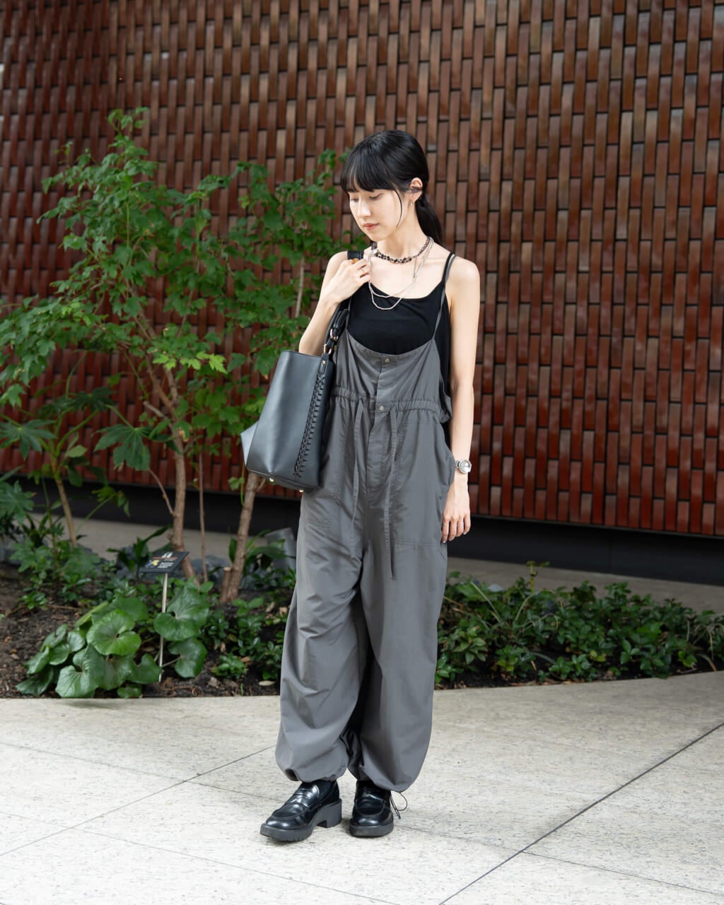 kazeサロペット ¥19,800／チャコール・Fサイズ着用・身長158cm（ほぼ日 加藤）