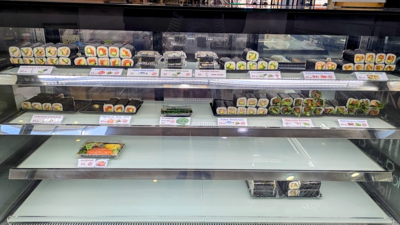 ▲‘Traditional’ Australian sushi, from my favourite sushi shop in town. It’s clearly distinct from Japanese sushi, and neither is it quite the same as US variants.（街で一番お気に入りのお寿司屋さん。いわゆる「伝統的な」オーストラリア風お寿司です。日本の寿司とはぜんぜんちがって、アメリカの寿司ともちょっとちがいます）