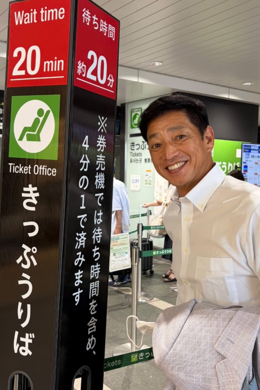 全国的に減りつつあるみどりの窓口。たとえ時間がかかっても、
そこに安心を求める人がいます。忍耐強く博識な駅員さんに感謝！