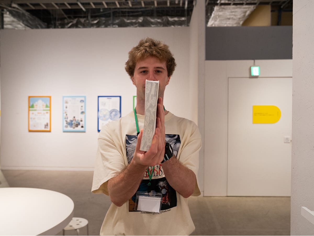 水丸さんの本を手に取れるコーナーも。『普通の人』の小口に絵が浮かび上がることを発見したリアムです。ショップで購入していました。