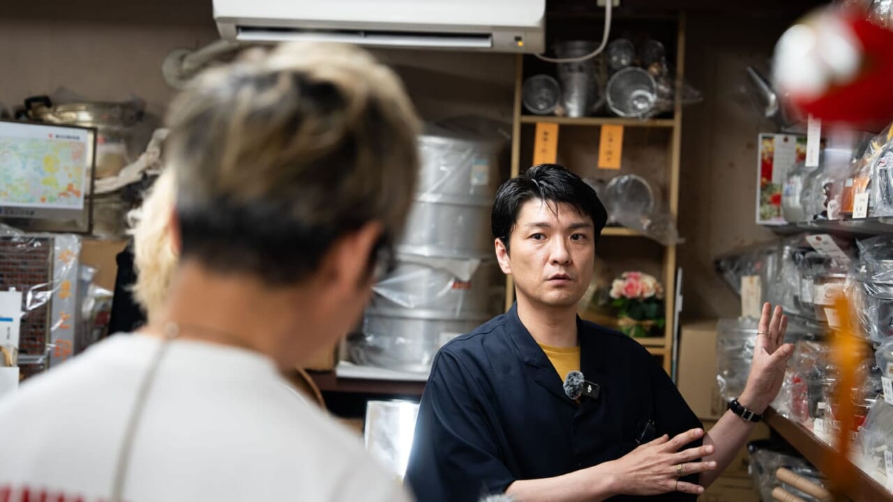 ▲何でもある。灰皿、わらじ、数珠、ハエ叩き、
「皆さんがいま思われている600倍ぐらい商品があります！」と直太朗さん。