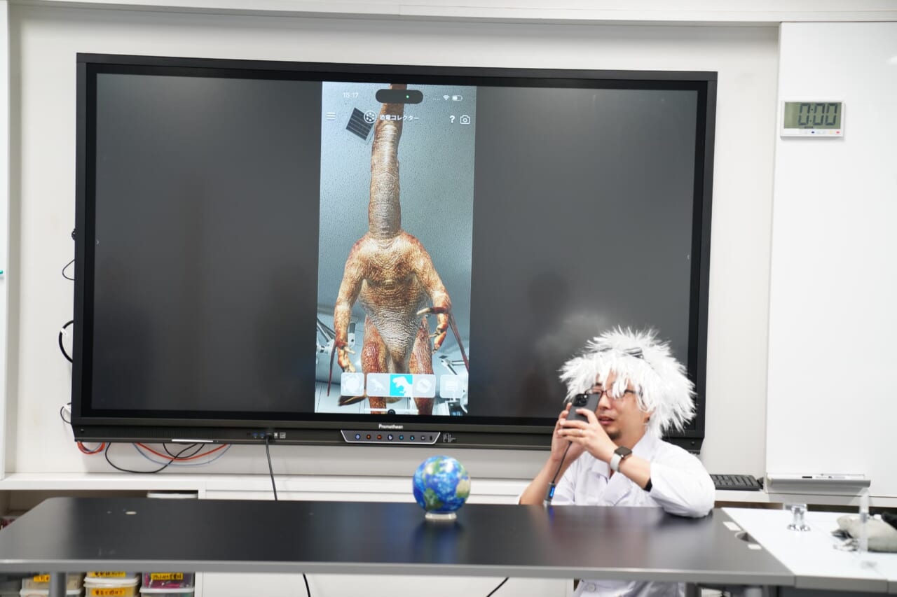 実物大の恐竜を飛び出させたようす。天井のない屋外が、よりオススメ。