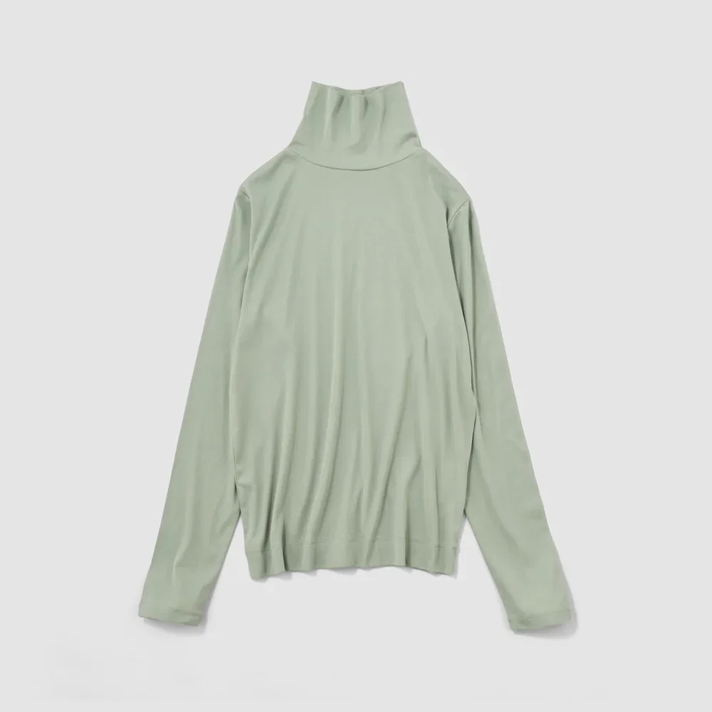 〈O2〉レディス タートルネックカットソー セージ