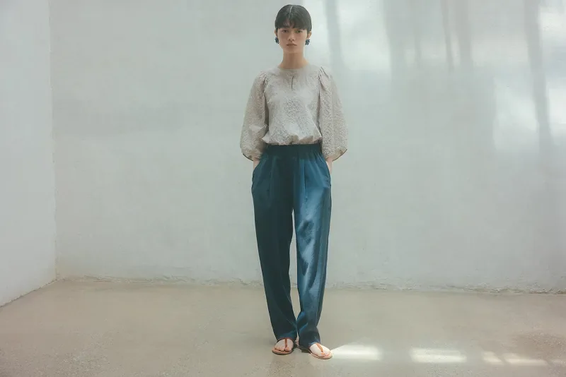 タックテーパードパンツ